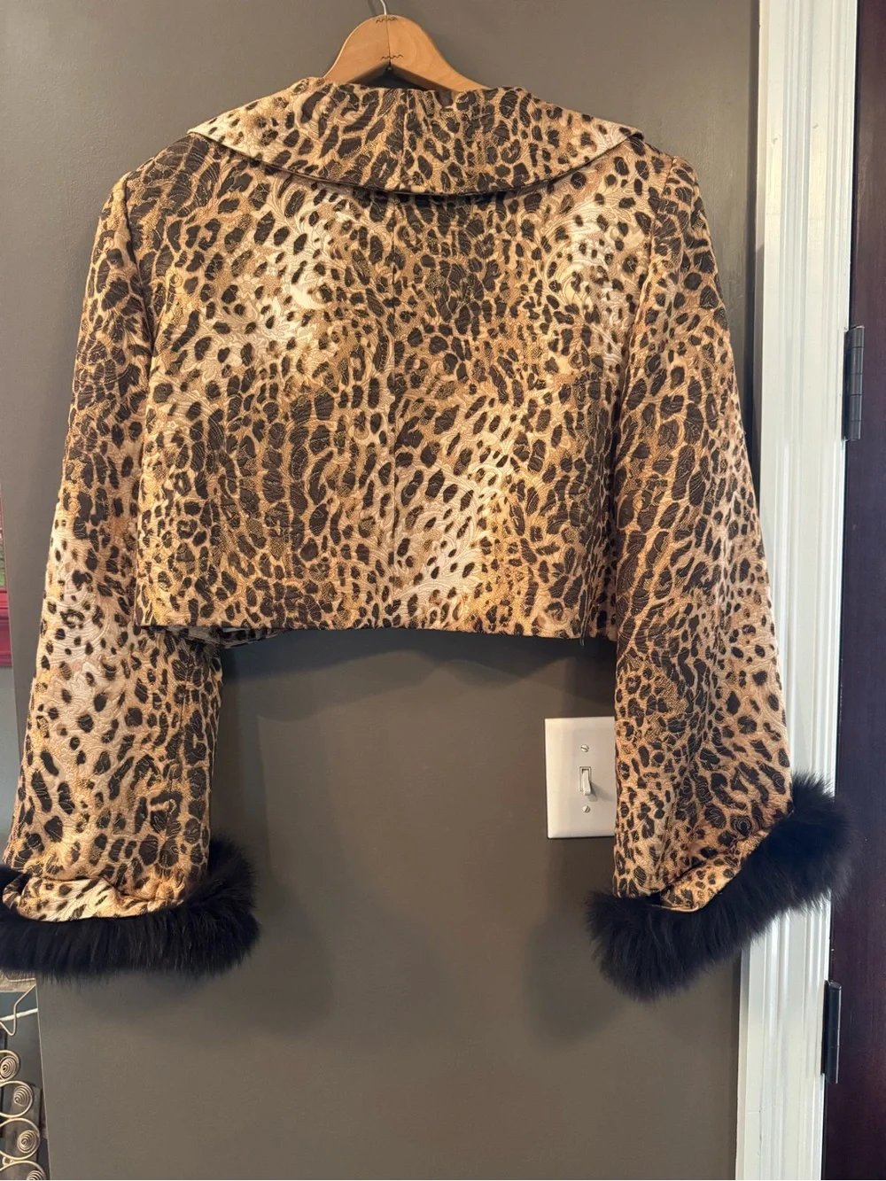 Leopard Print Cropped Jacket with Faux Fur Cuffs - Picture 3 of 6